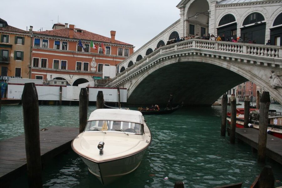 1-Hour Motor Boat Ride on Grand Canal - Photography from a moving boat