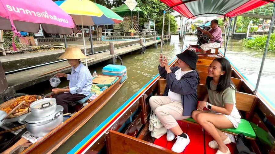 1 Hr Private Bangkok Canal Boat Tour: Traditional Flat Boat - Fish-feeding and the family factor