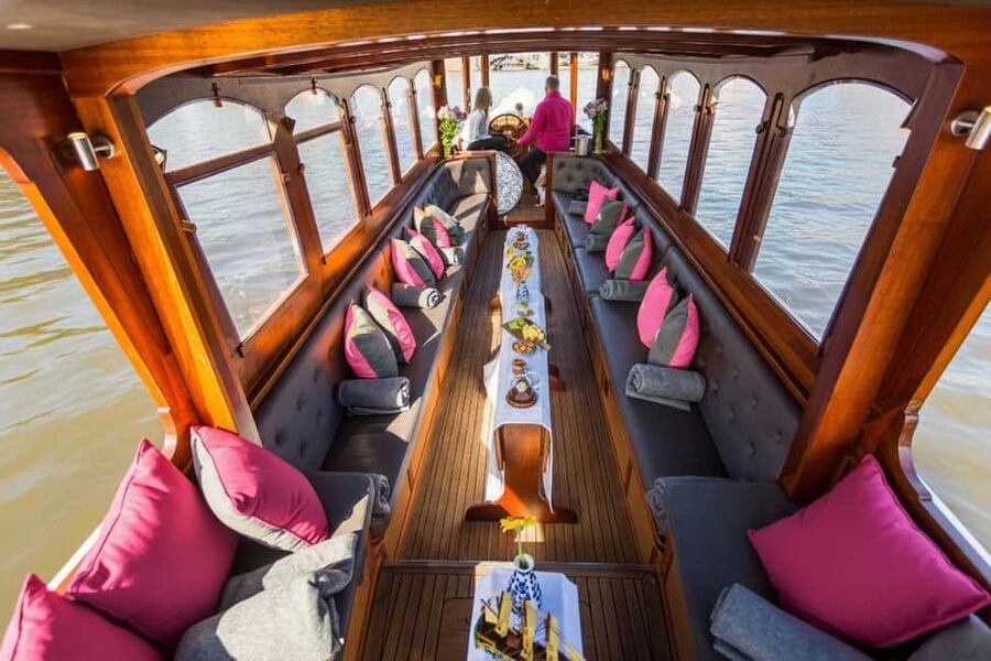 Amsterdam:1.5-Hour Canal Cruise local Guide, Drinks & Snacks - Is $25 a fair price?