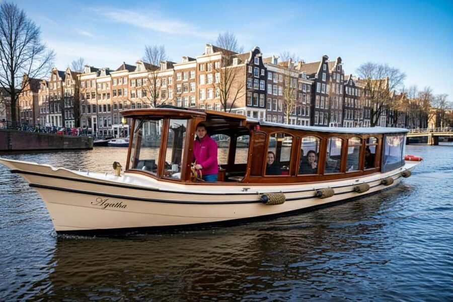 Amsterdam:1.5-Hour Canal Cruise local Guide, Drinks & Snacks - Why this canal cruise works so well