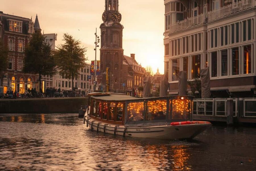 Amsterdam:1.5-Hour Canal Cruise local Guide, Drinks & Snacks - What the food and drinks add