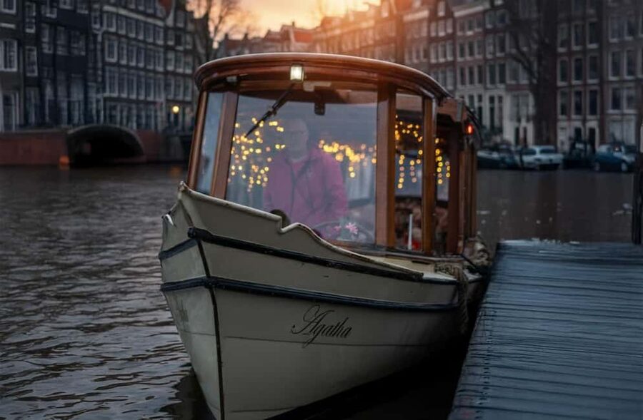 Amsterdam:1.5-Hour Canal Cruise local Guide, Drinks & Snacks - Weather, comfort, and practical expectations