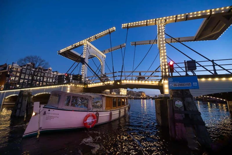 Amsterdam: 2-Hour Luxury Canal Cruise with Snacks & Drinks - Stopera and Herengracht on the return