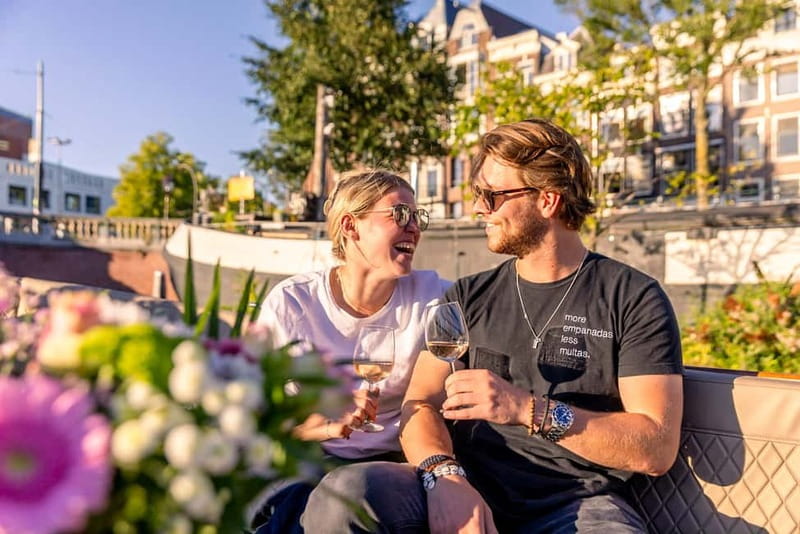 Amsterdam: 2-Hour Luxury Canal Cruise with Snacks & Drinks - The guide makes or breaks the ride