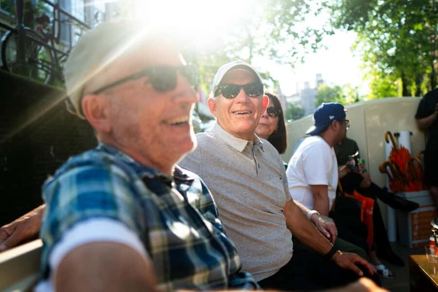 Amsterdam: 90 min Cosy Canal Cruise w. Bar & Snacks on board - Meeting the boat near the Rijksmuseum or Central Station