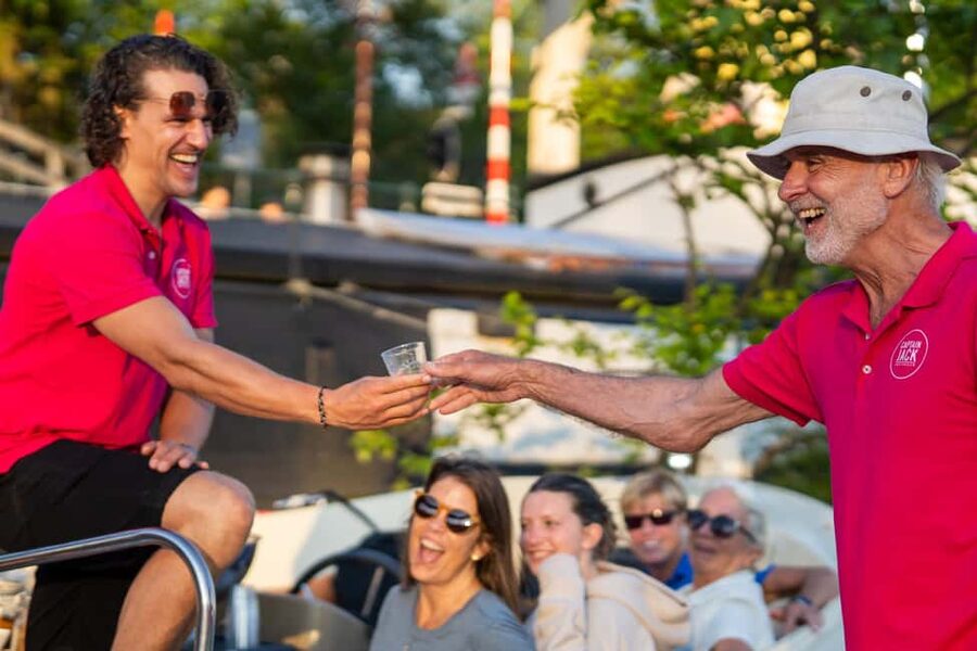 Amsterdam: 90 min Cosy Canal Cruise w. Bar & Snacks on board - The local captain makes the difference