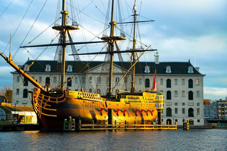 Amsterdam: 90 min Cosy Canal Cruise w. Bar & Snacks on board - Standard fare or all-inclusive drinks?