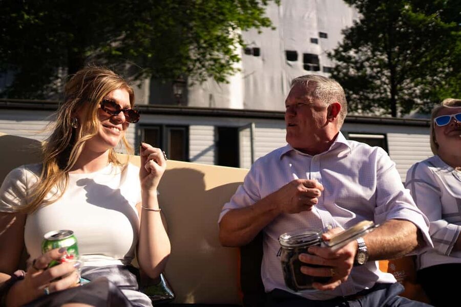Amsterdam: 90 min Cosy Canal Cruise w. Bar & Snacks on board - Rain, comfort, and what to bring