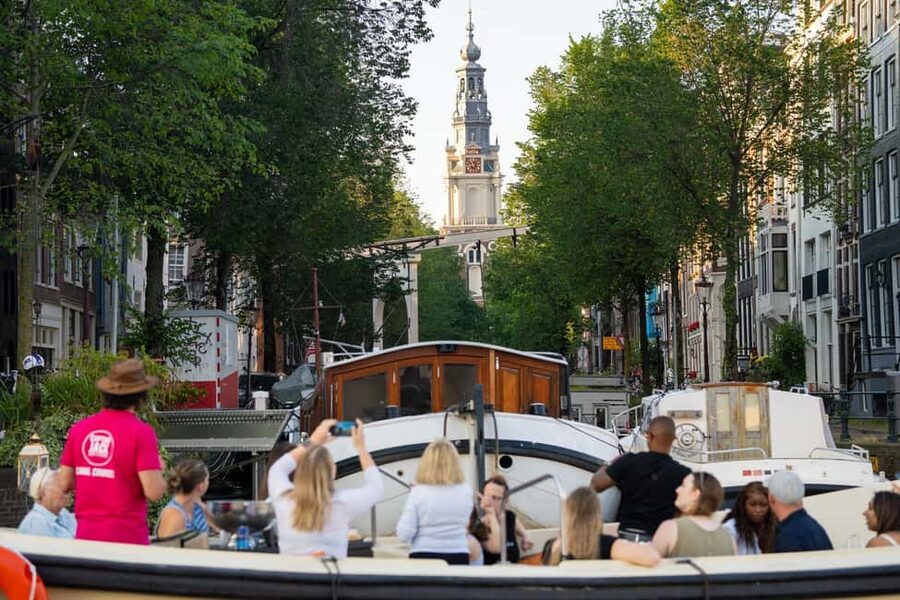 Amsterdam: 90 min Cosy Canal Cruise w. Bar & Snacks on board - Who will enjoy this canal cruise most?