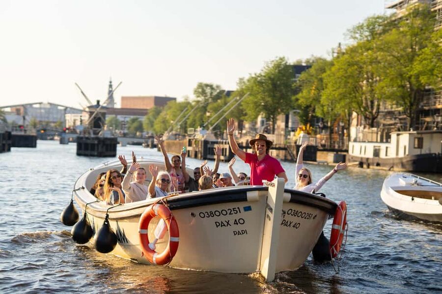Amsterdam: 90 min Cosy Canal Cruise w. Bar & Snacks on board - Booking and timing advice