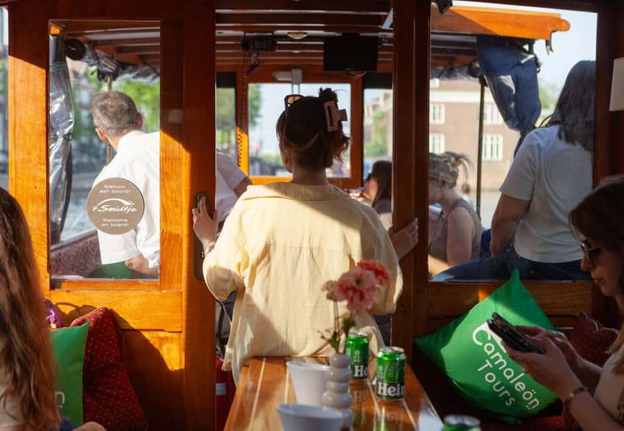 Amsterdam Canal Boat Ride with a Spanish-speaking Guide - What the small boat setup means for you