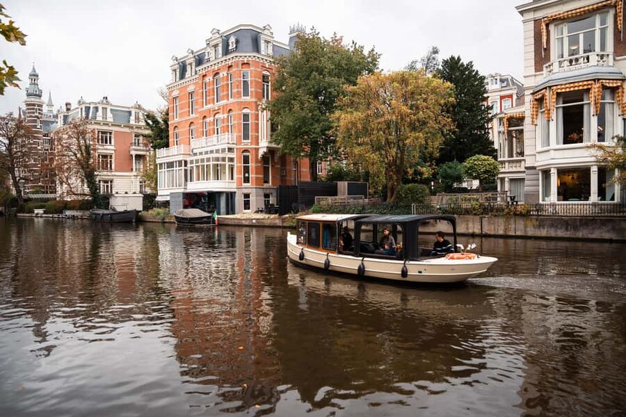Amsterdam Canal Boat Tour with Live Guide - Why Amsterdam looks different from a canal boat