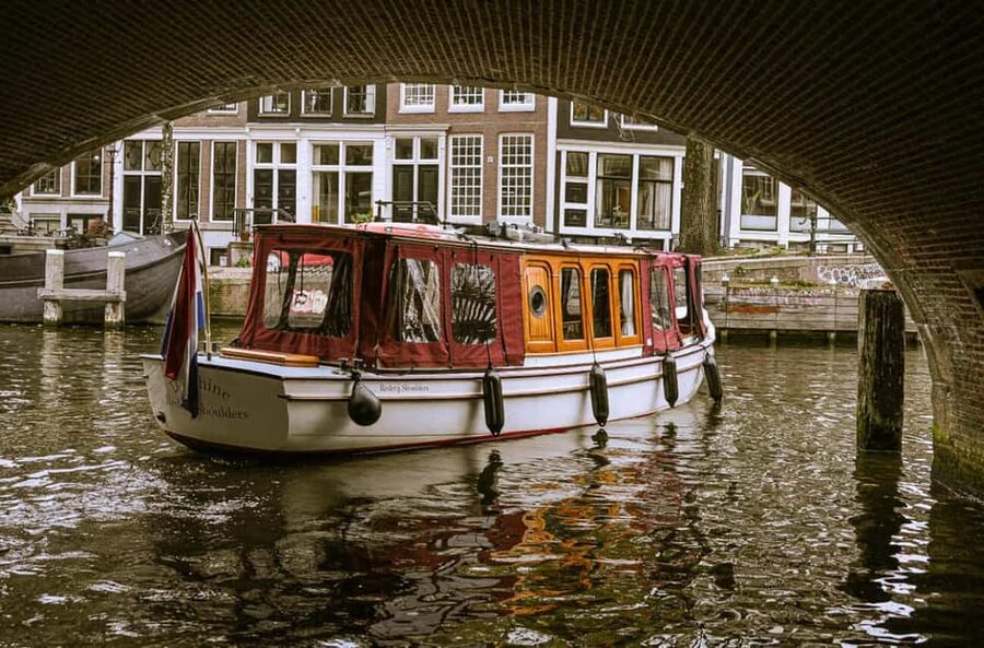 Amsterdam Canal Boat Tour with Live Guide - Shared cruise or private boat?