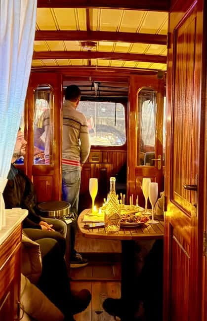 Amsterdam Canal Boat Tour with Live Guide - Daytime or evening cruise?