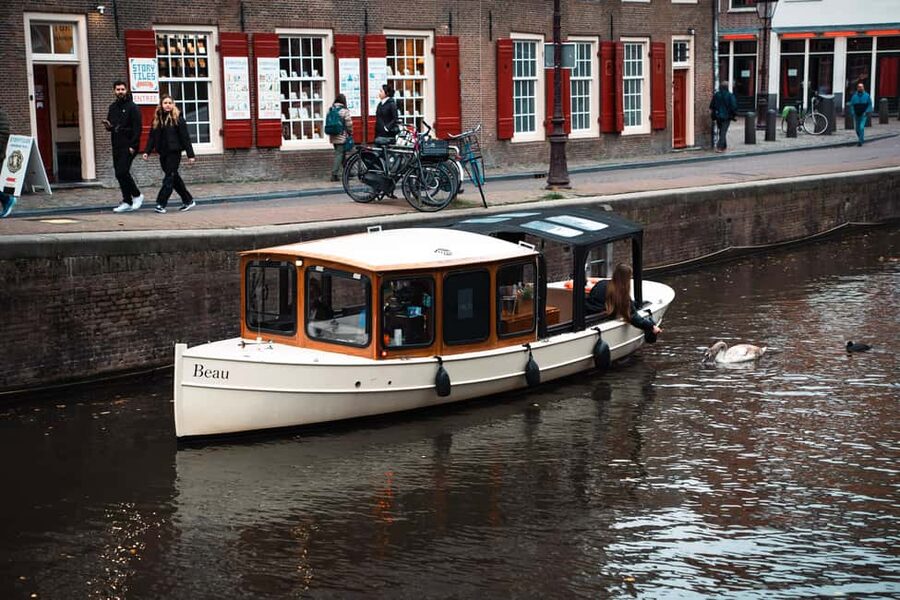 Amsterdam Canal Boat Tour with Live Guide - Practical details that can affect your day