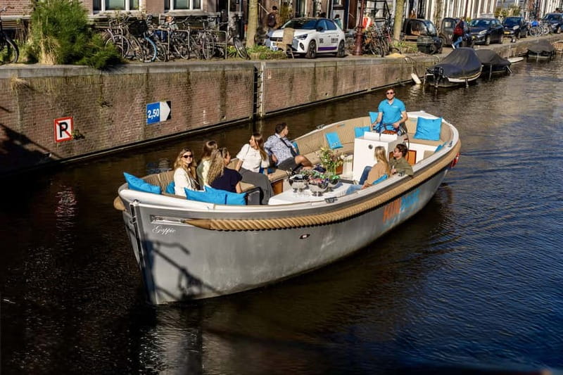 Amsterdam: Canal Cruise in Open Boat with Drink Option - What the live commentary adds