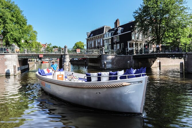 Amsterdam Canal Cruise in Open Boat with Unlimited Drinks Option - Comfort, group size, and guide style