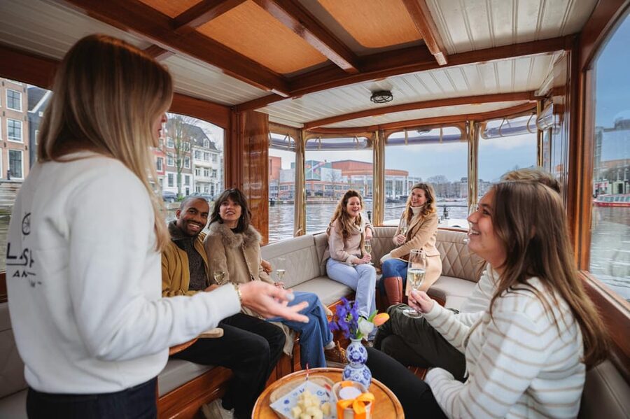 Amsterdam: Canal Cruise with Bubbles & Bites - Why a short canal cruise works so well