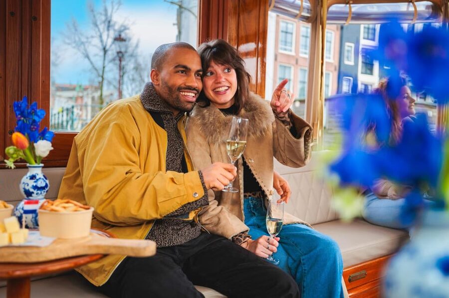 Amsterdam: Canal Cruise with Bubbles & Bites - How good is the $18 value?