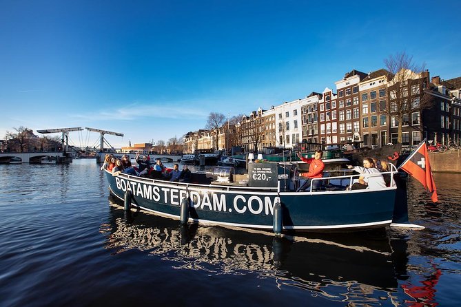 Amsterdam Canal Cruise With Live Guide and Unlimited Drinks - A one-hour route through Amsterdam’s old center
