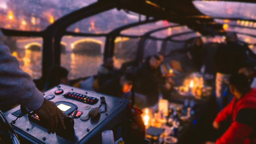 Amsterdam: Covered Canal Booze Cruise with Unlimited Drinks - Why this canal cruise works so well