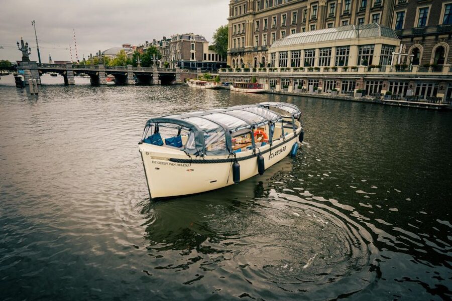 Amsterdam: Covered Canal Booze Cruise with Unlimited Drinks - Choosing between two drinks and the open bar