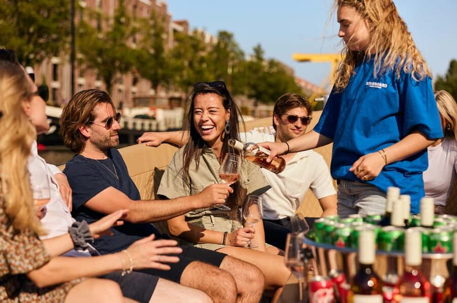 Amsterdam: Cozy Evening Canal Cruise With Open Bar Option - Why an evening canal cruise works so well