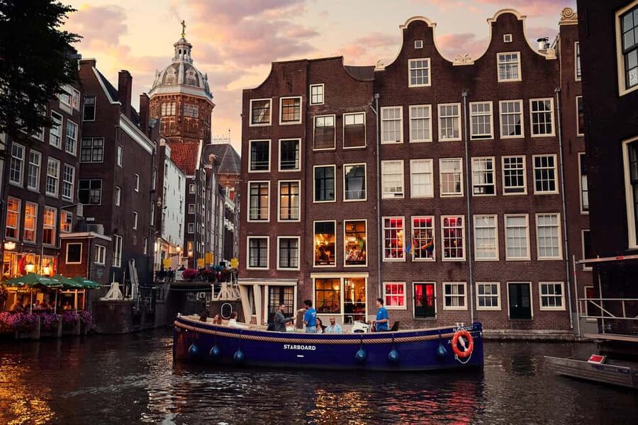 Amsterdam: Cozy Evening Canal Cruise With Open Bar Option - From the Red Light District to Sea Palace and NEMO