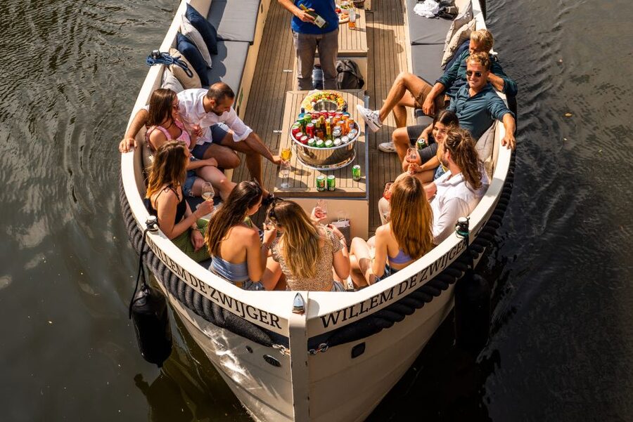 Amsterdam: Cozy Evening Canal Cruise With Open Bar Option - Rokin, the Nine Streets, and the Anne Frank House area