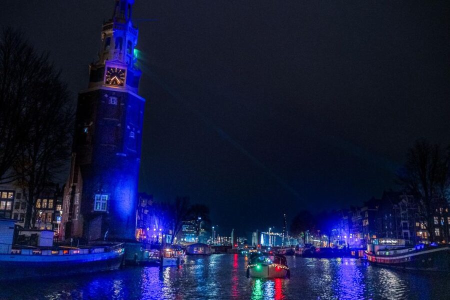 Amsterdam: Cozy Evening Canal Cruise With Open Bar Option - Drinks, seating, and the evening mood