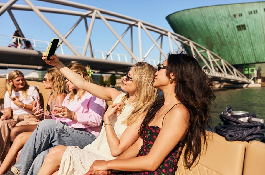 Amsterdam: Cozy Evening Canal Cruise With Open Bar Option - Meeting near Dam Square and finding the boat