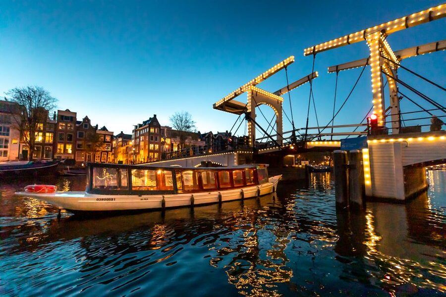Amsterdam: Evening Canal Cruise with (Open) Bar on Board - Why Amsterdam is especially pretty after dark