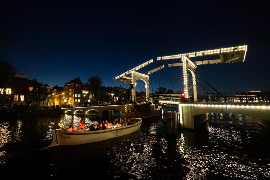 Amsterdam: Evening Canal Cruise with (Open) Bar on Board - Timing, meeting points, and the practical details