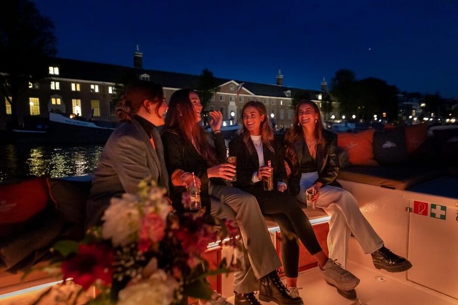 Amsterdam: Evening Canal Cruise with (Open) Bar on Board - FAQ