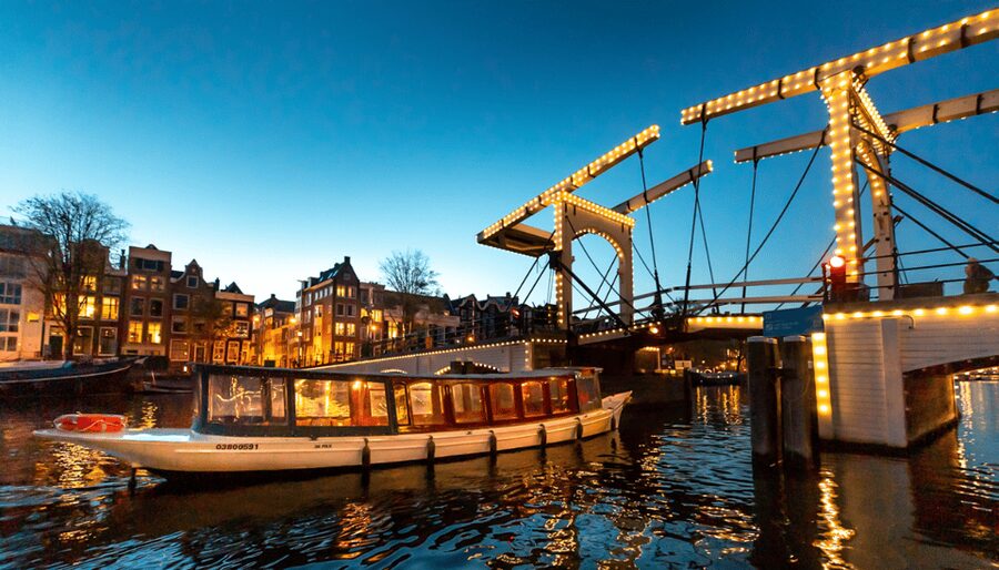 Amsterdam: Evening Canal Cruise with (Open) Bar on Board - A small boat, friendly hosts, and useful local stories