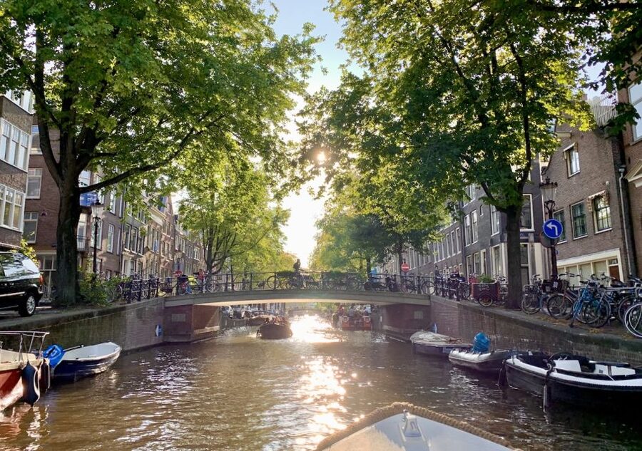 Amsterdam: German Canal Cruise with Unlimited Drinks Option - Muntplein and the Jewish Quarter