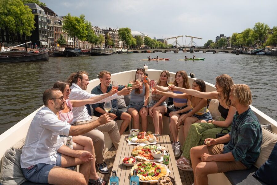 Amsterdam: German Guided Canal Cruise with on Board Bar - Why Amsterdam looks different from the water