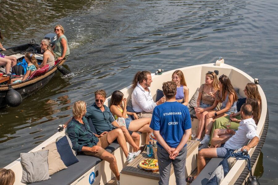 Amsterdam: German Guided Canal Cruise with on Board Bar - From the Dancing Houses to the Oude Kerk