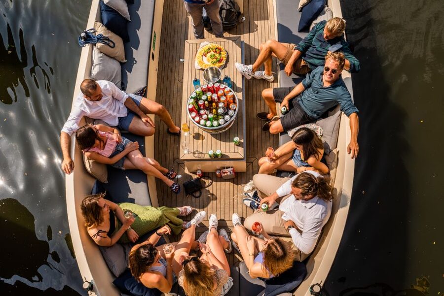 Amsterdam: German Guided Canal Cruise with on Board Bar - Meeting point, timing, and comfort