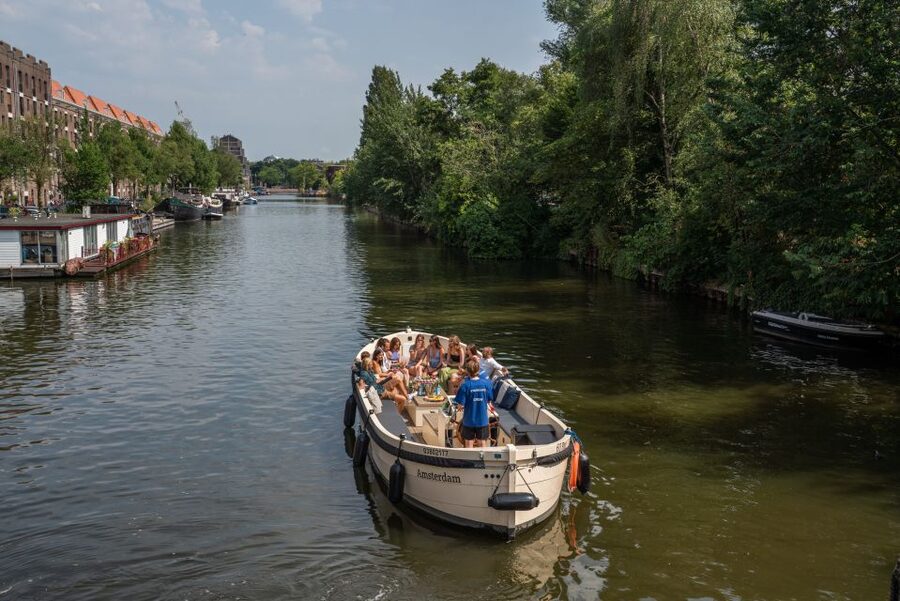 Amsterdam: German Guided Canal Cruise with on Board Bar - Who will enjoy this canal cruise