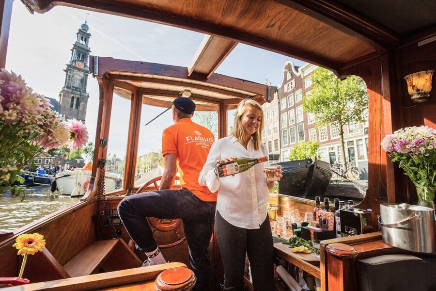 Amsterdam: Heated Canal Cruise with Unlimited Drinks & Bite - Small details that make the ride better