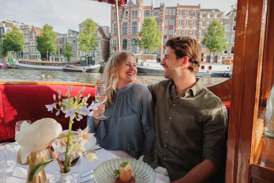 Amsterdam: High-End 3-Course Dinner Canal Cruise - A small group with attentive service