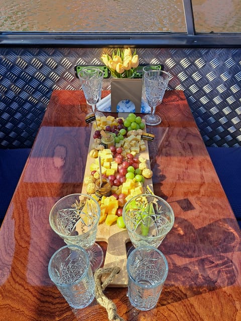 Amsterdam: Luxury Cheese & Wine Canal Cruise - What the one-hour route gives you