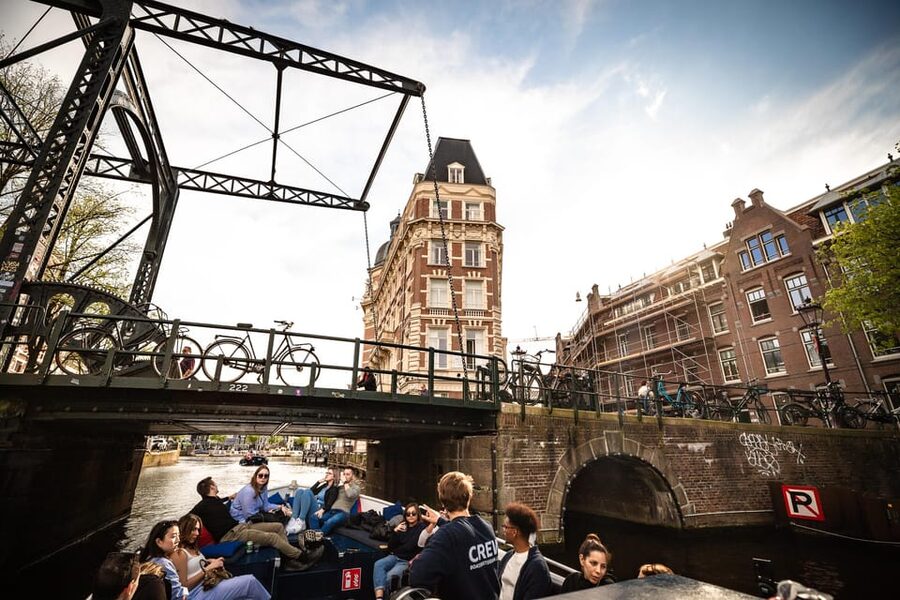 Amsterdam:Old City Canal Cruise with Live Guide and Open Bar - How to get the best seat and view