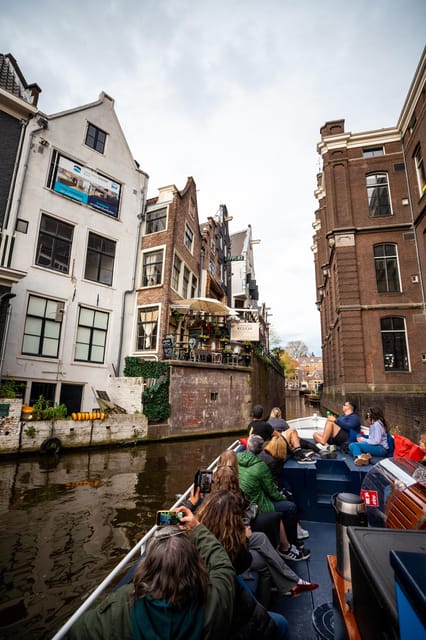 Amsterdam:Old City Canal Cruise with Live Guide and Open Bar - Who should book it