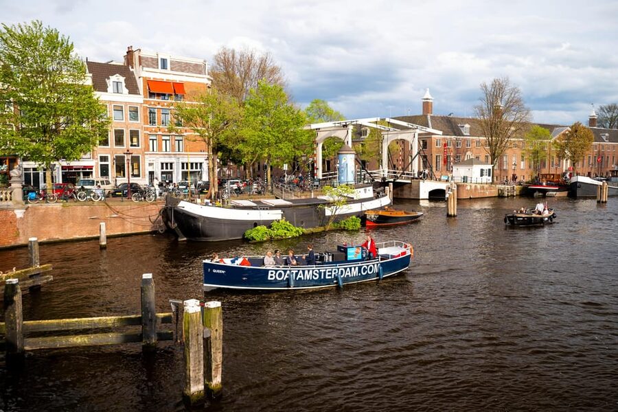 Amsterdam:Old City Canal Cruise with Live Guide and Open Bar - Checking in at the H’Art Museum dock