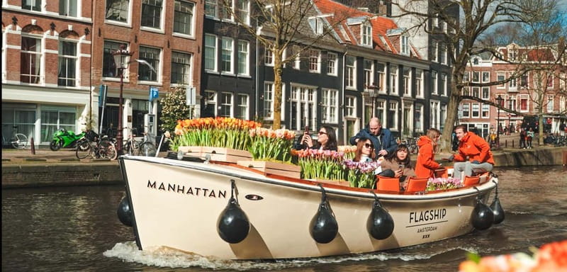 Amsterdam: Premium Tulip Boat Canal Tour - From Central Station to the Dock
