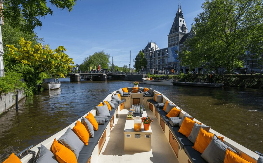 Amsterdam: Private Canal Cruise in German + Unlimited Drinks - Herengracht and the grand canal belt