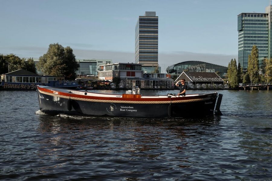 Amsterdam: Private City Canal Cruise With Unlimited Drinks - What the private format adds