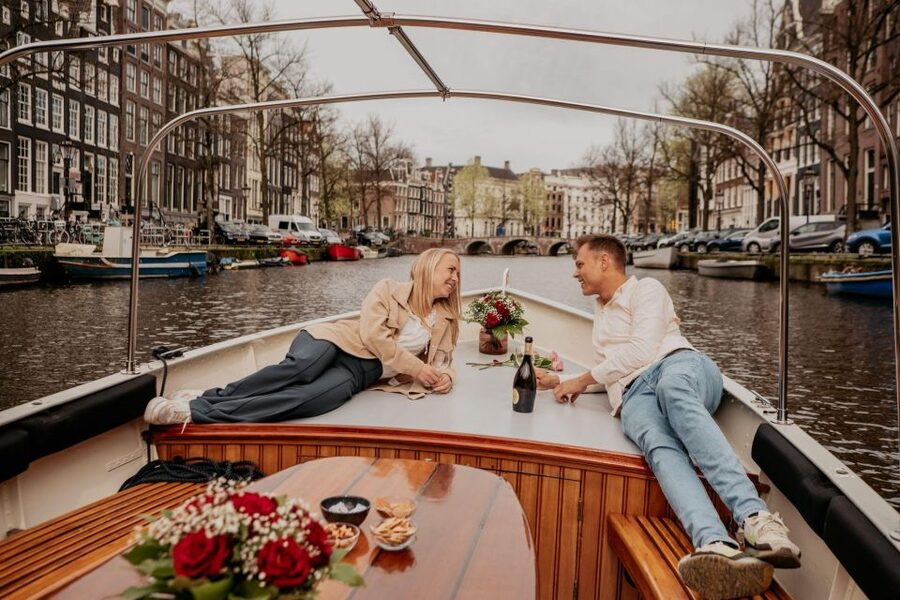 Amsterdam: Private Romantic Canal Cruise w. Prosecco/Snacks - Lijnbaansgracht, Prinsengracht, and Monet’s bridge